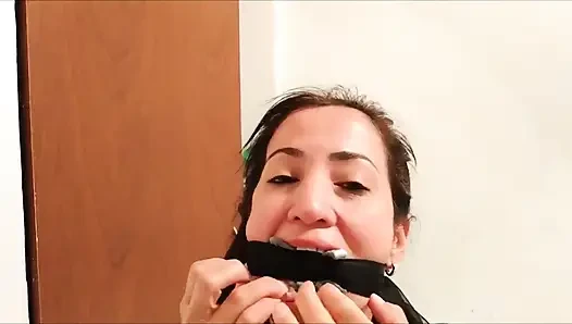 İlk ağzı tıkalı konuşma videosunda kendi ağzı tıkalı latin üvey anne