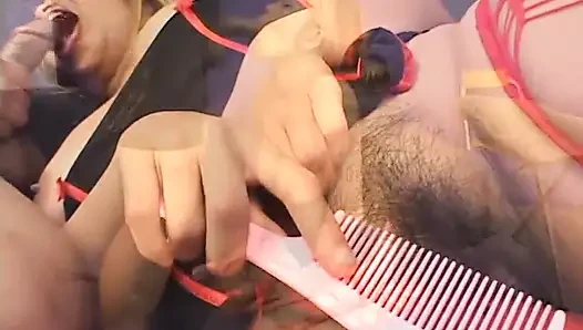 Azgın adam erotik sürtük kıllı amcığını sert sikiyor ve seviyor