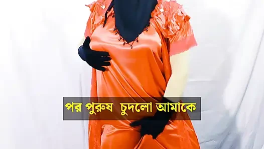 Hintli ateşli güzel yenge odasında dans ediyor ve açık bir şekilde seks yapıyor