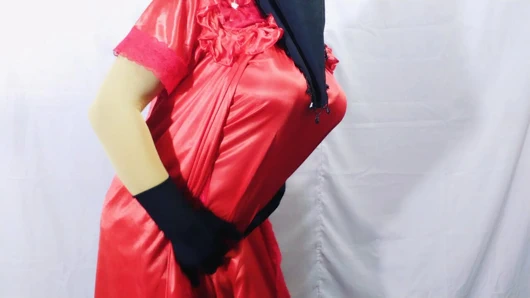 Hintli ateşli güzel yenge odasında dans ediyor ve açık bir şekilde seks yapıyor