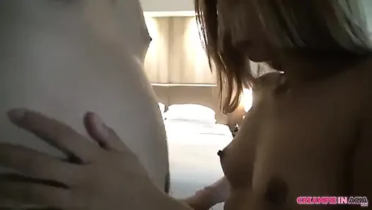 Seksi siyah bir elbise giyiyordu, götü çok güzeldi, prezervatifsiz, yarı dölleme ve diğer yarısı dışarıda