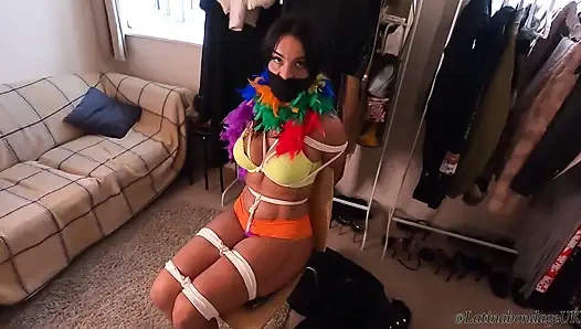 Une latina attachée étroite et bâillonnée avec différents étouffements ! En portant un boa à plumes et différentes parkas de fourrure (HD)