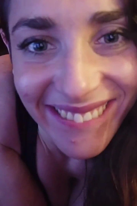 Seks anal ve ağız dölle dolu. bakış açısı dildo çifte penetrasyon