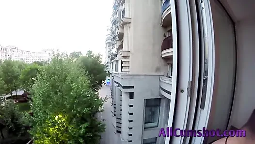 Kadın dizlerinin üzerinde sikini emerken sigara içiyor ve balkonda rahatlıyor