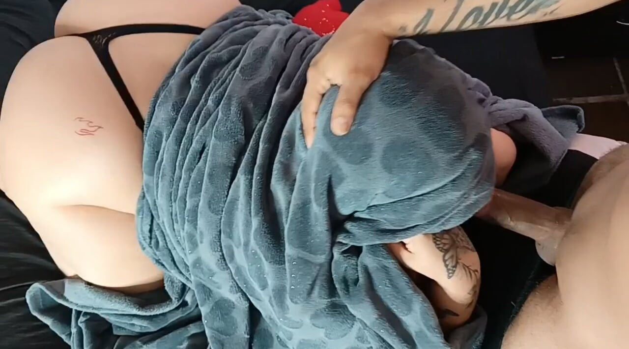 Eve gitmek ve üvey kız kardeşinin dört ayak üstünde götüyle seni beklemesi sikini sokman için hazır olması ne kadar lezzetli