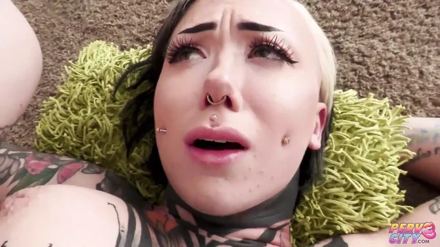 Тугое очко Lorelai Suicide трахнули в первый раз