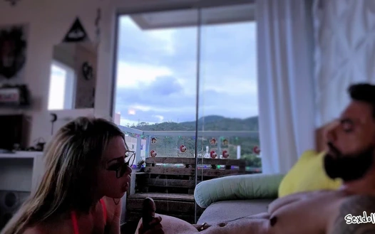 Üvey kız kardeş azdırıyor ve çok emiyor, derin gırtlakla yarağa binmeyi seviyor