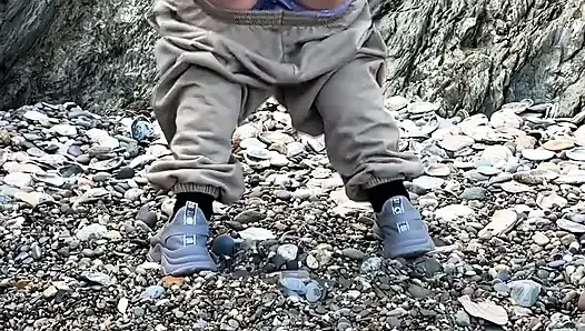 Çaresiz kızın plajda çiş derlemesi