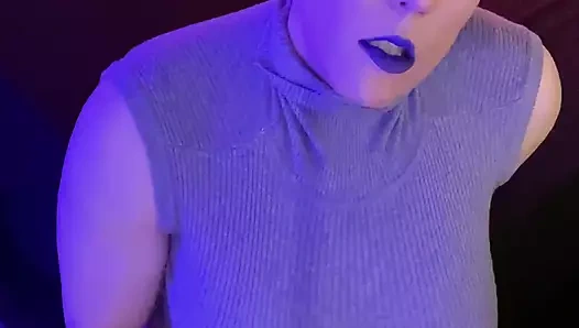 Yatakta büyük göğüsler ve yastık konuşması