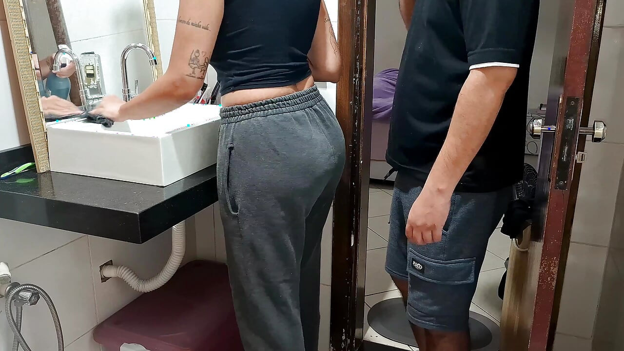 Karısı güneşlenirken hizmetçiyi banyoda yakalıyor