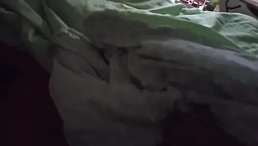 Morbid yaşlı adam karısının odasına giriyor ve onu kaydediyor