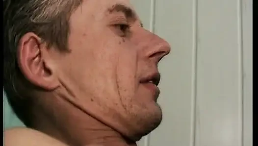 Şişman Alman kaltak edepsiz bir ninenin önünde sert sikiliyor