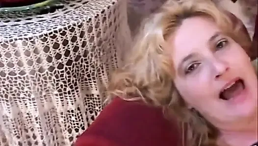 Seksi sarışın orta yaşlı seksi kadın amcık sikişiyor