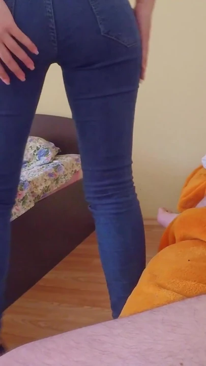 Üstsüz ve seksi kotumla onun sikini emiyorum