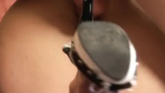 Çarpıcı esmer orta yaşlı seksi kadın sert genç bir yarağa biniyor