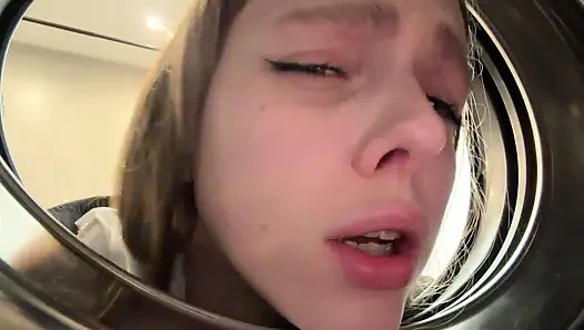 HAYAL ET, ÇAMAŞıR MAKINESINE SıKıŞTıM! Üvey kız kardeşimi çamaşır makinesinde siktim