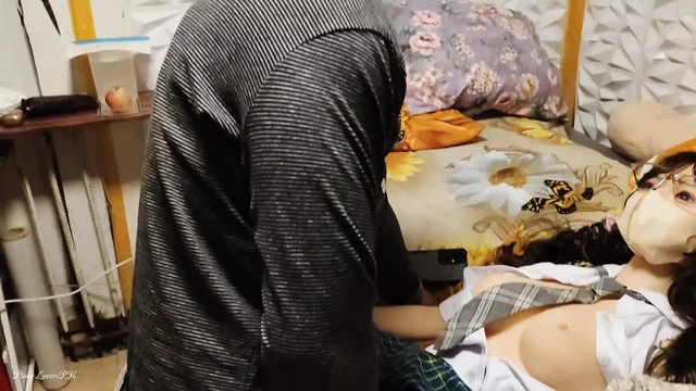 Sıska Asyalı genç kız üvey erkek kardeşini sikiyor