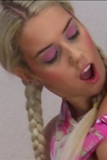 Фантастическую тинку с большими сиськами трахнули и камшот в рот от огромного члена в любительском видео