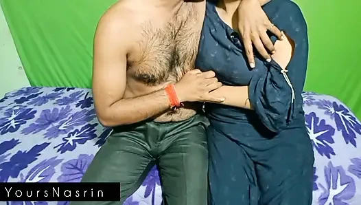 Yaramaz yenge yatakta sevgilisiyle sikiliyor.