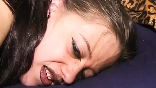 Alman genç kız BDSM odasında sert sikiliyor ve bağlı halde