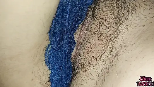 Üvey kız kardeşimin iç çamaşırlı amına bakıyorum