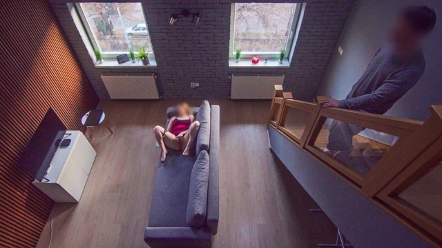 Üvey kardeşim eve gelip boşalana kadar beni izlerken açıkça mastürbasyon yapıyorum