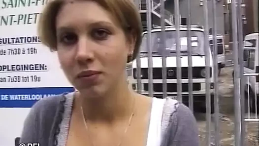 Azgın adamla seks yapmak için sokaktan genç kızı tavlıyor