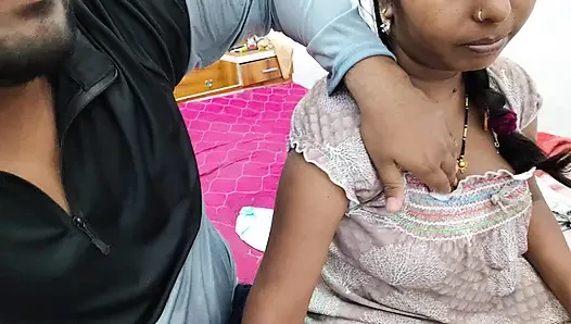 Hintli desi üvey kız kardeş ve üvey erkek kardeş yavaşça ateşli öpüşüyor ve göğüslerini emiyor.