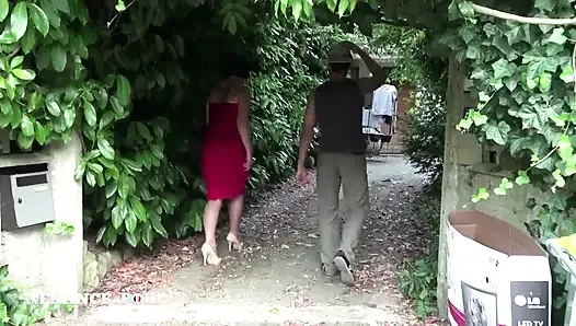 Koyu saçlı olgun sert sodomize oluyor, bahçıvan tarafından yumrukla sikiliyor ve yüzüne boşaltıyor