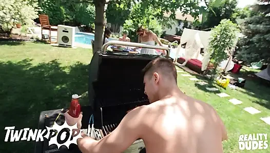 Twinkpop - Benjamin Blue sert yarağına hardal damlattıktan sonra üvey babası Markus Kage'i emiyor