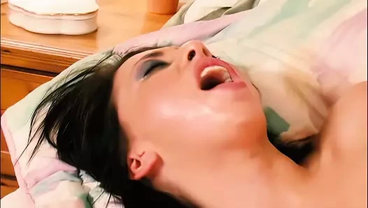 Veronica Jett yarağı götüne sokuyor