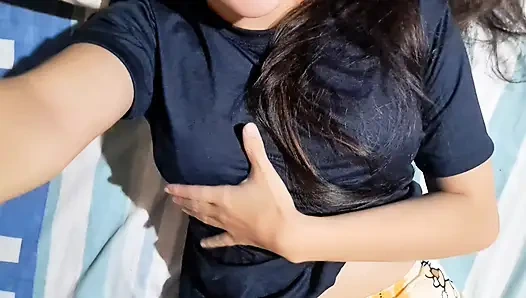 Komşum benimle görüntülü görüşme yapıyor ve büyük yarağımı görmek istiyor