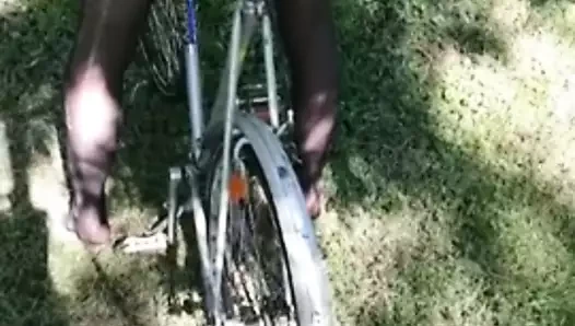 Enculee par une selle de velo