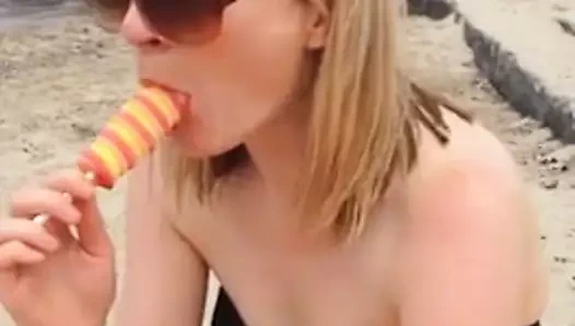 İngiliz kız buz yiyor