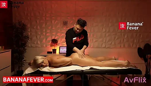 Şişman Çinli masaj terapisti beyaz orta yaşlı seksi kadını tam hizmet mutlu sonla baştan çıkarıyor