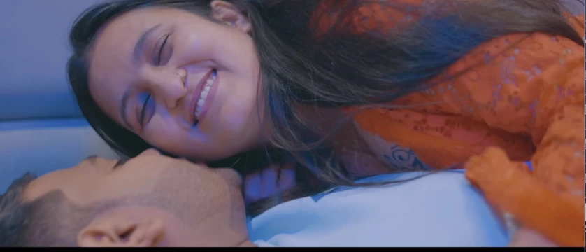 Muhteşem baldız geceleri erkek arkadaşını arıyor ve kocası evde yokken onunla seks yapıyor