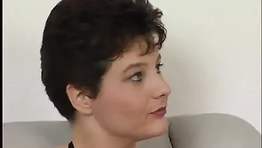 Kısa saçlı esmer oyuncu seçmelerinde yarak emiyor ve binerken çorap giyiyor