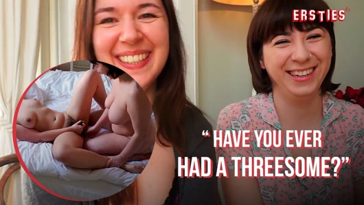 Ersties - seyahat arkadaşları Leah ve Kriss krem şanti ve sihirli bir değnekle oynuyor