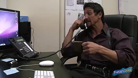 İri göğüslü genç kız azgın lezbiyen sarışın tarafından domine ediliyor