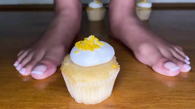 Zenci kız ayaklarıyla kekleri parçalıyor