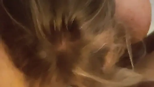 Seksi amatör sarışın emmeyi ve hepsini yutmayı seviyor