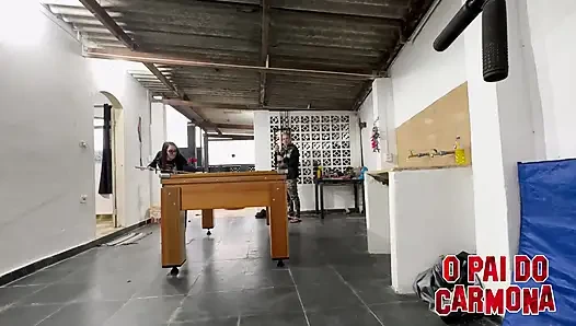 Игра в бильярд, оставляя плохой Мелли голой