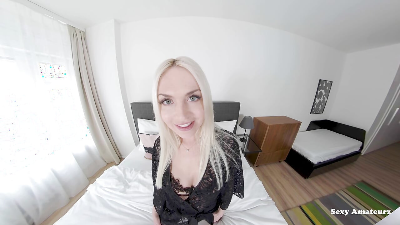 Seksi siyah iç çamaşırlı ateşli sarışın Lena Love