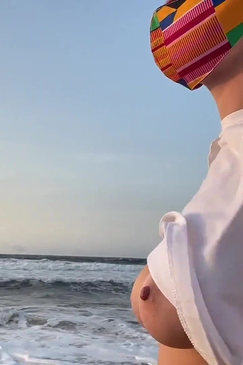 Büyük göğüslü, sütyensiz, sokakta yürüyen sarışın