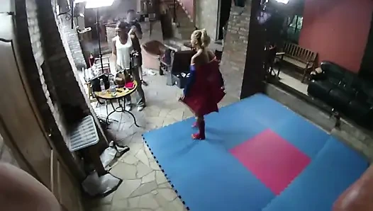 Supergirl luchando en sala de estar