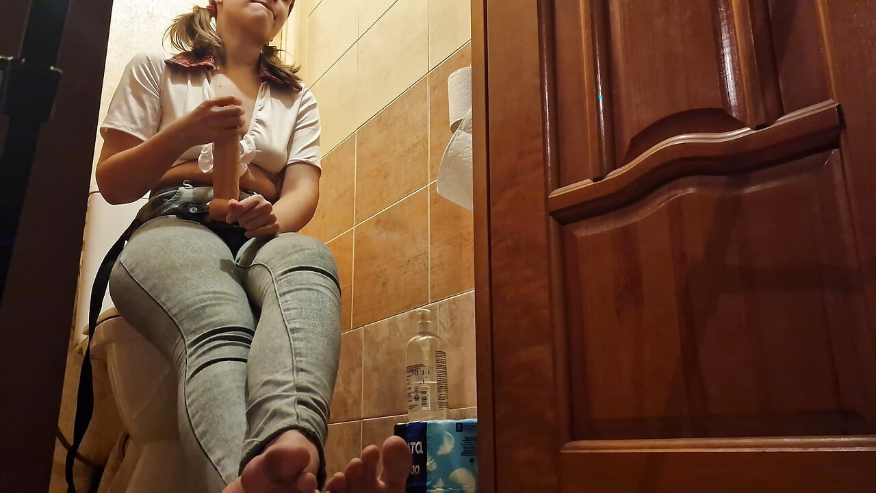 Sahibe köleyi tuvalette takma yarakla cezalandırıyor