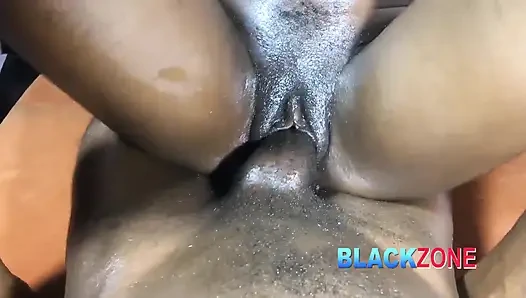 Meseleleri kendi ellerine aldı ve şimdi yönetimde, bana biniyor ve beni boşaltıyor.