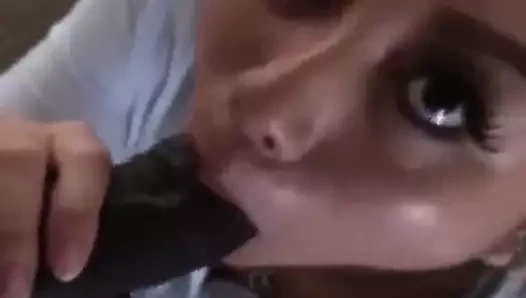 Yamilla yang büyük zenci yarağını emiyor