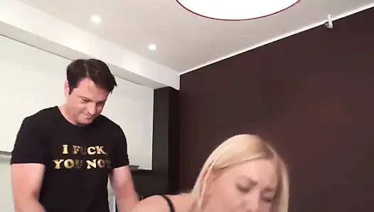 Yüksek topuklu seksi orta yaşlı seksi kadın arkadan seviyor