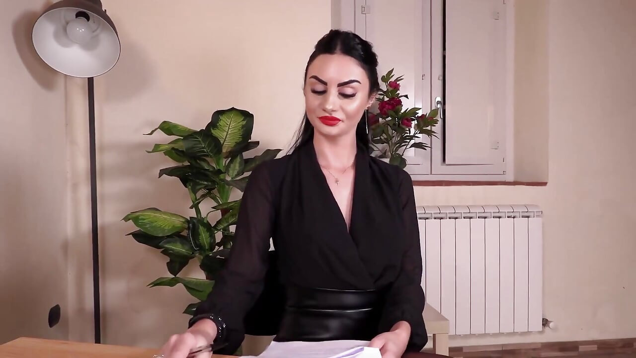 Ateşli başvuran tanrıça Ambra işe alınmak için patronu baştan çıkarıyor
